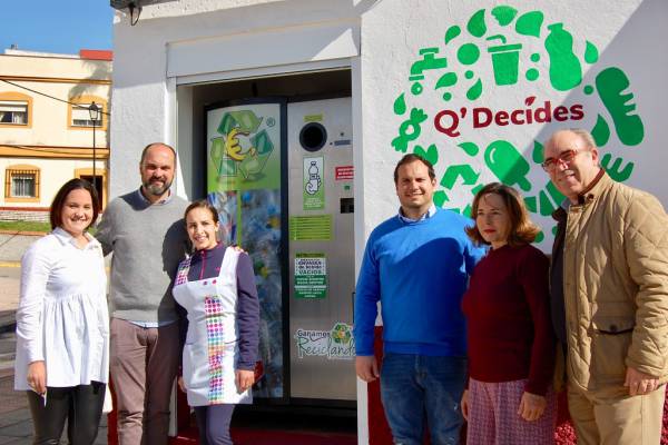 Alconchel felicita al comercio local ‘Q´ Decides’ por instalar la primera máquina para reciclar envases de la provincia de Cádiz