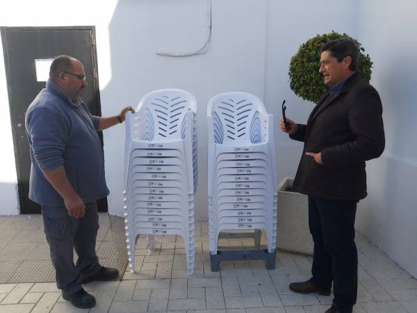 El cementerio municipal  de La Línea pone sillas a disposición de los usuarios