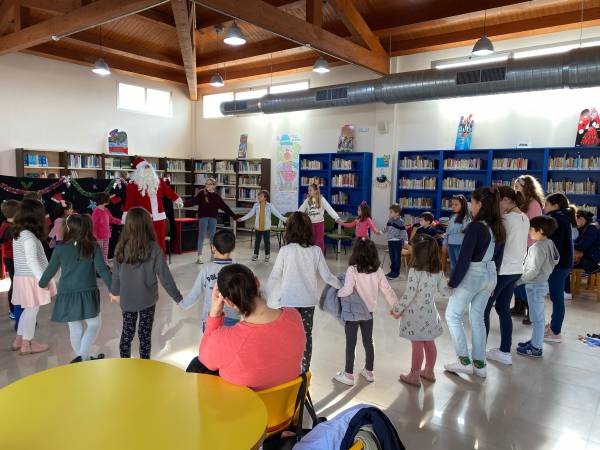Papá Noel, protagonista del taller navideño para niños y niñas celebrado esta mañana en la Biblioteca Pública Municipal de Los Barrios