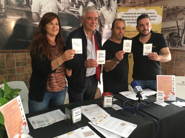 Un barrio de todos difunde en setenta bares de Algeciras su campaña #Mézclate, para fomentar la igualdad y la diversidad