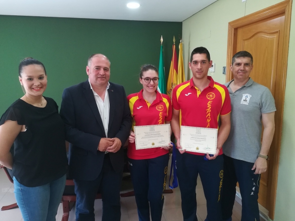 El Ayuntamiento de Los Barrios homenajea a los taekwondistas Claudia Díaz y David Espinosa por los Bronces obtenidos en el Europeo de Tallin