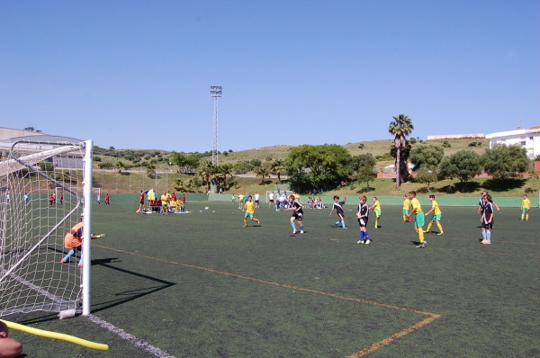 El Ayuntamiento remodelará el césped artificial del campo de fútbol 11 del complejo deportivo San Rafael de Los Barrios