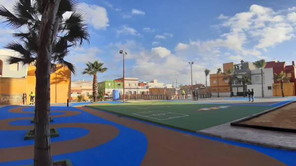 El alcalde de La Línea visita las plazas Chacón Vichino y Ruiz Jiménez donde se han recuperado espacios públicos para zonas de jardines y juegos
