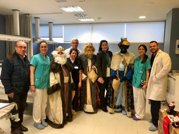 Los Reyes Magos de Palmones visitan a los niños y enfermos del Hospital Quirón