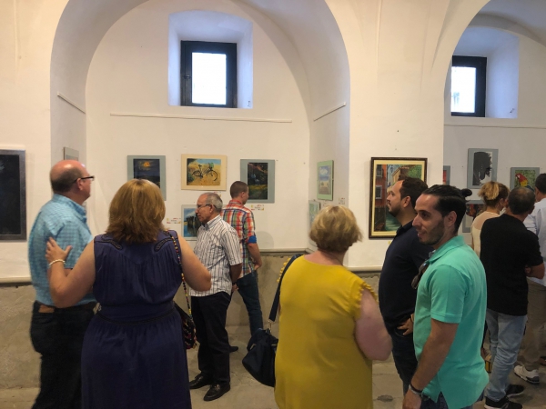 Daniel Pérez inaugura en el edificio Pósito la exposición de pintura de ‘Alumnos de la Escuela de Pintura’, que dirige Valentín Rivera