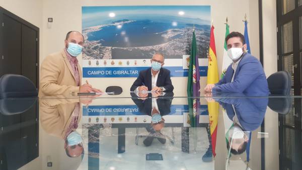 Lozano y Alconchel firman el nuevo convenio entre la Mancomunidad y el Ayuntamiento de Los Barrios