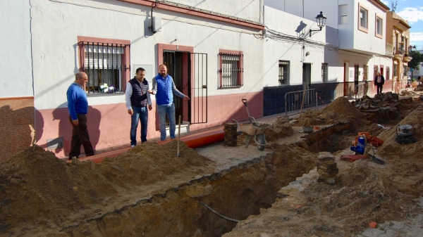 Alconchel y Gil revisan la remodelación de la red de saneamiento de la calle Córdoba en Palmones