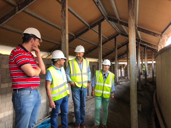 Alconchel y Gil supervisan el desarrollo de las obras de finalización de la cubierta de la Plaza de toros La Montera de Los Barrios