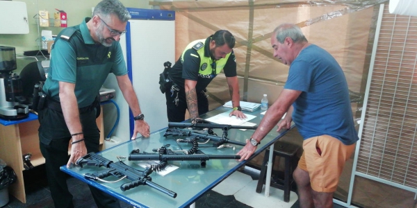 La Policía Local de La Línea inspecciona  las armas de los establecimientos de tiro de la feria