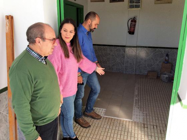 Lobato visita las obras de mejoras del vestuario del campo de fútbol Las Arenas de Palmones