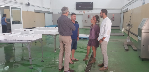La concejal de Pesca de La Línea visita las instalaciones del Puerto de la Atunara