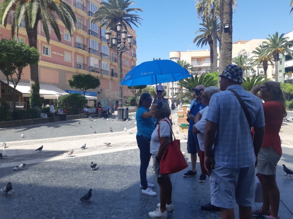 Regatistas del puerto deportivo Alcaidesa Marina participan en una visita guiada organizada  por la Oficina Municipal de Turismo