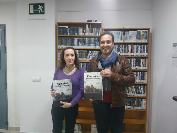 La Unión Deportiva dona a la Biblioteca Municipal de Los Barrios dos tomos de &quot;Cien Años de Fútbol Andaluz&quot;