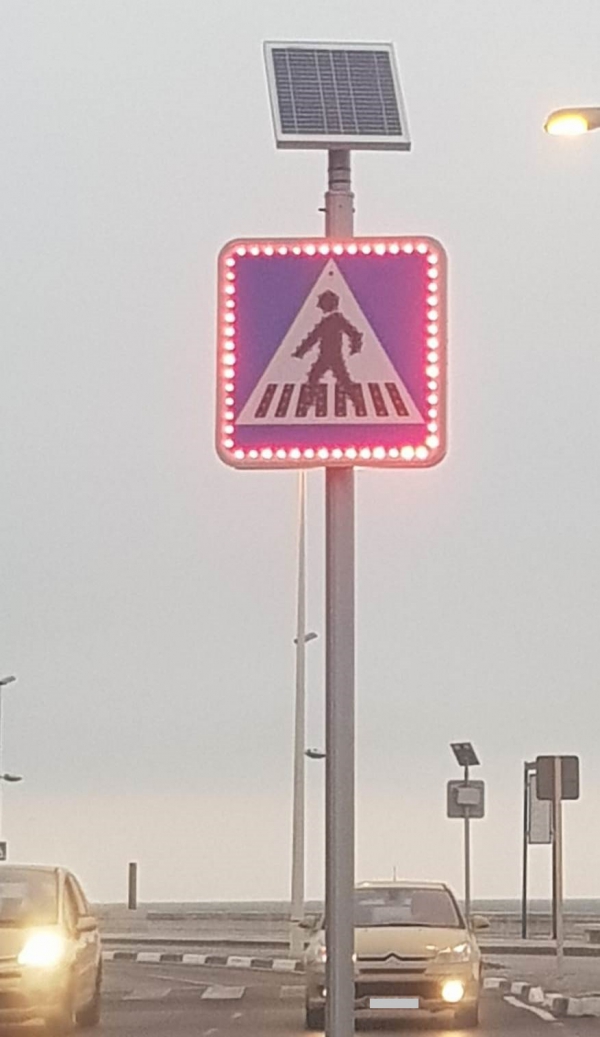El Ayuntamiento de La Línea instala señalización luminosa en los pasos de cebra del paseo marítimo de Levante