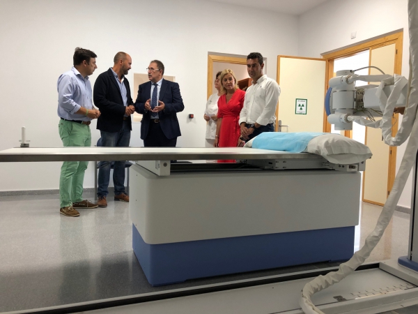 El alcalde Miguel Alconchel y David Gil visitan la nueva sala de Radiología de Los Barrios