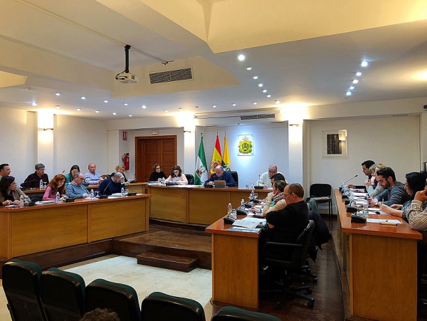 El Pleno aprueba solicitar a la Junta de Andalucía y al Gobierno Central elaborar un convenio especial entre administraciones para la prejubilación de personal funcionario y laboral del Ayuntamiento barreño