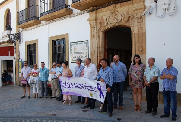 El Ayuntamiento de Los Barrios guarda un minuto de silencio en apoyo a las víctimas de violencia de género