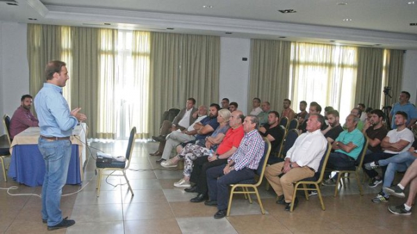 La Unión Deportiva celebró su asamblea general ordinaria llenando el salón del hotel Montera