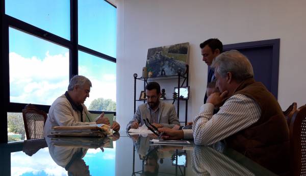 Firmado el contrato para la reforma de la jardinería en la plaza Ruiz Jiménez de La Línea
