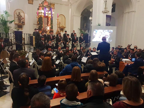 La Iglesia de San Isidro se llena para disfrutar del concierto audiovisual ‘Los Barrios suena a Pasión’ de la banda de música