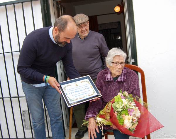 El Ayuntamiento de Los Barrios homenajea a la vecina de Palmones María Ramos Dávila por su 99 cumpleaños
