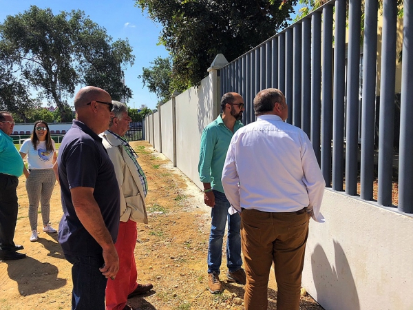 Visita al campo de fútbol de Los Cortijillos tras la finalización de los trabajos de reconstrucción del muro perimetral