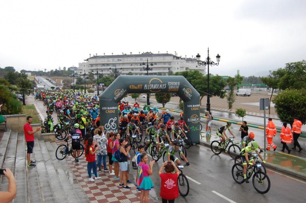 350 ciclistas toman la ‘Salida Cicloturista Solidaria Brújula Bike Por una Sonrisa’ de Los Barrios