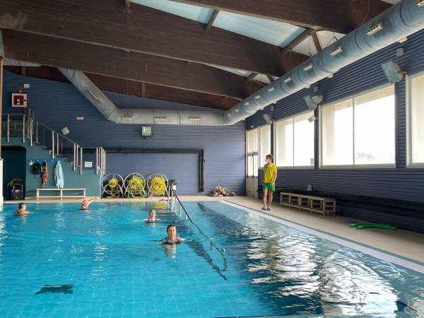 La piscina cubierta de Los Barrios reabre sus puertas al público y recupera su actividad