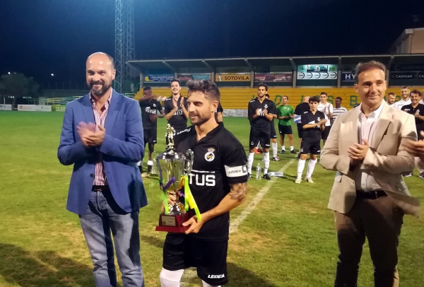Alconchel entrega el XXIII Trofeo Alcalde al capitán de la Real Balompédica Linense
