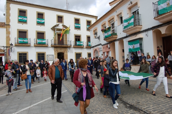 El Ayuntamiento reparte banderas de Andalucía y de Los Barrios para que vecinos del municipio las cuelguen en sus balcones y ventanas