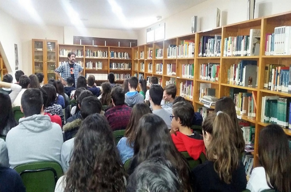 Encuentro en Los Barrios entre estudiantes y el escritor Miguel Ángel Argüez con motivo del Día del Libro Andaluz