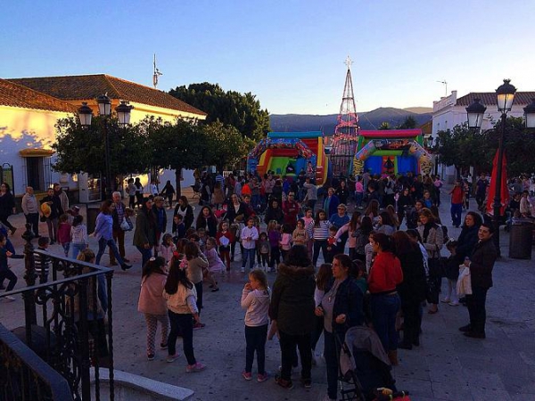 La Fiesta Infantil de castillos hinchables anima el Paseo de la Constitución de Los Barrios