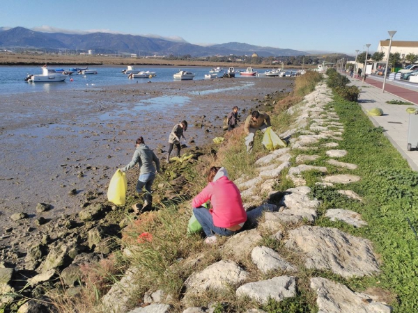 Voluntarios ambientales recogen más de 150 kilos de basura en el río Palmones