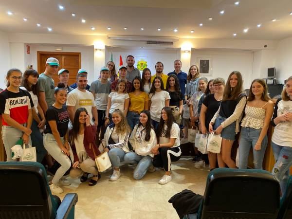 Pérez Cumbre da la bienvenida a  los estudiantes alemanes que, invitados por el IES Carlos Cano, visitan Los Barrios