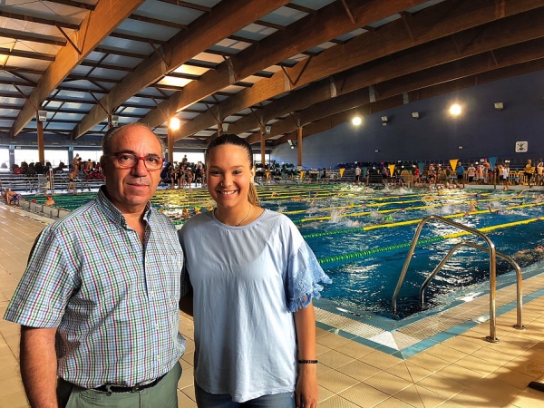 Lobato y Gómez asisten al Campeonato Provincial de Natación que se celebra en la piscina municipal cubierta de Los Barrios