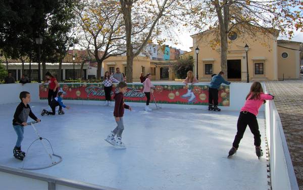 La gran pista de patinaje, una de las atracciones de estas Navidades, estará instalada mañana en la Plaza del Mar de Palmones
