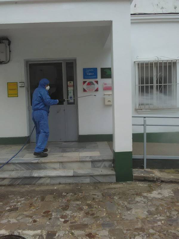 Operarios de Limpieza de La Línea desinfectan las instalaciones de Esclerósis Múltiple