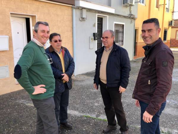 Gómez y García avanzan con técnicos de AVRA en la solución de los mosquitos en las viviendas de la Plaza Triana  de Palmones