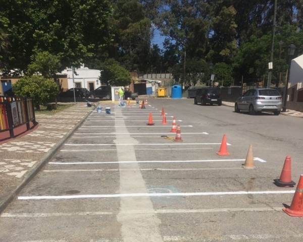 El Ayuntamiento renueva la señalización horizontal de aparcamientos en Los Cortijillos y Santa Mónica
