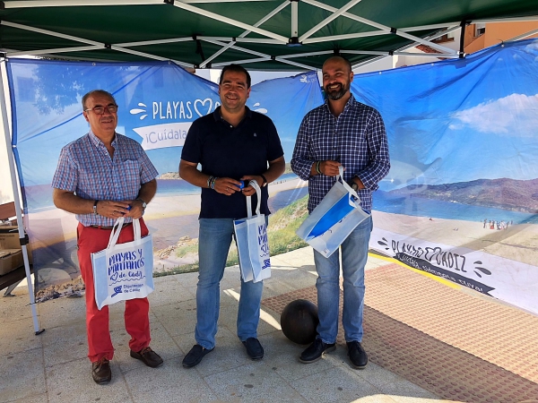 Alconchel, Puerto y Gómez presentan en la playa de Palmones la campaña medioambiental de la Diputación