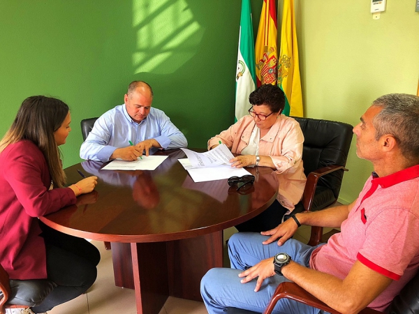 Romero firma un convenio con la Residencia Escolar San Isidro para utilizar la piscina cubierta