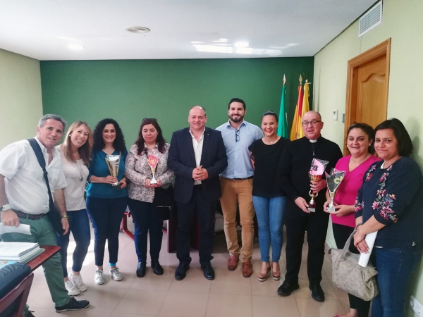 El alcalde preside la entrega de trofeos a los colegios ganadores del I Trofeo Escolar de Natación Villa de Los Barrios