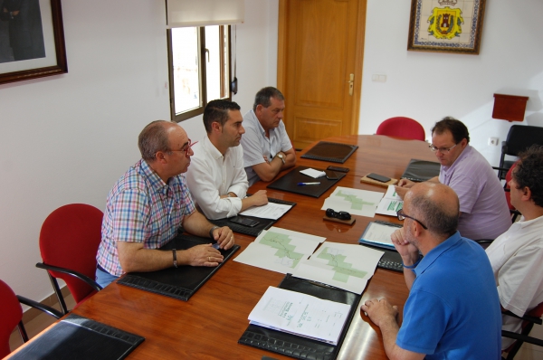 Gómez y García conocen los detalles del proyecto de intervención ambiental diseñado para la zona del Valle de Ojén