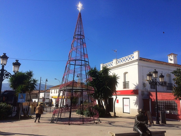 El Ayuntamiento de Los Barrios aumenta en un 20% los puntos de luz del alumbrado de Navidad