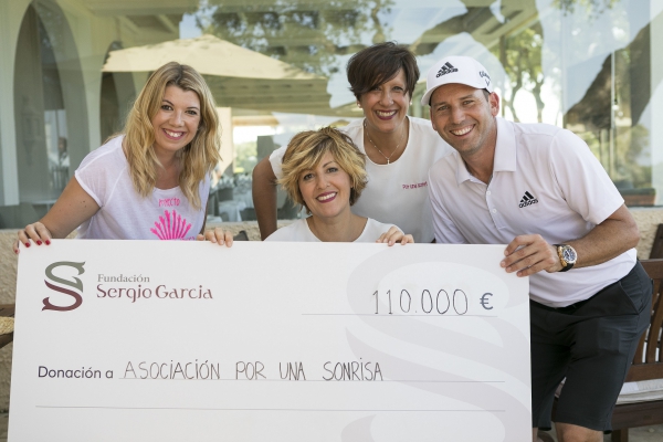 Sergio García hace entrega del cheque de la recaudación de la edición 2018 del torneo a la representantes de la asociación &quot;Por una sonrisa&quot;