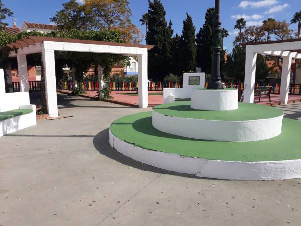 Obras y Servicios de Los Barrios limpia las pintadas realizadas por el incivismo juvenil en el parque infantil de Nueva Carteya