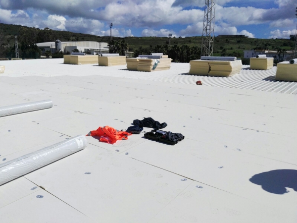 El Ayuntamiento realiza la impermeabilización de la cubierta del pabellón San Rafael