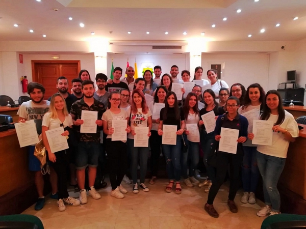 Lobato entrega los diplomas del taller de manipulador de alimentos organizado por Juventud