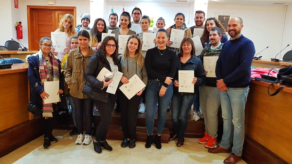 Alconchel y Lobato entregan los diplomas del curso de primeros auxilios organizado por la delegación de Juventud