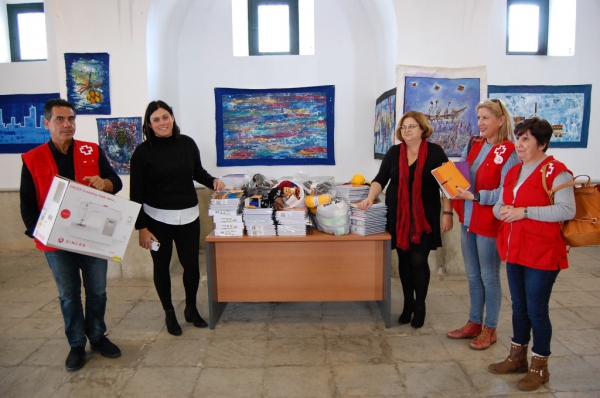 Participación Ciudadana y Telethusa entregan a Cruz Roja el material benéfico obtenido por la exposición ‘Desde África a Andalucía’